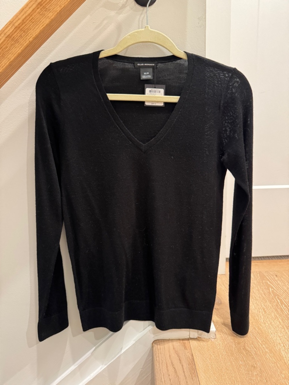 NWT Club Monaco Black V-Neck Lightweight Sweater, Size XS